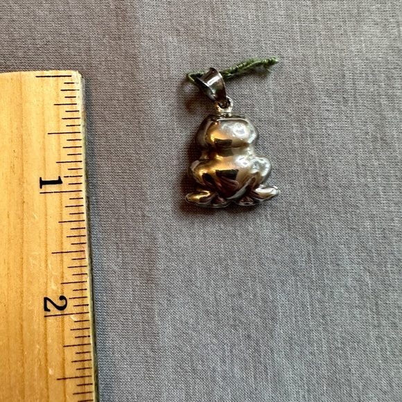 Sterling Silver - Vintage Shiny Frog Toad Cute Puffy Frog Pendant - Picture 6 of 7